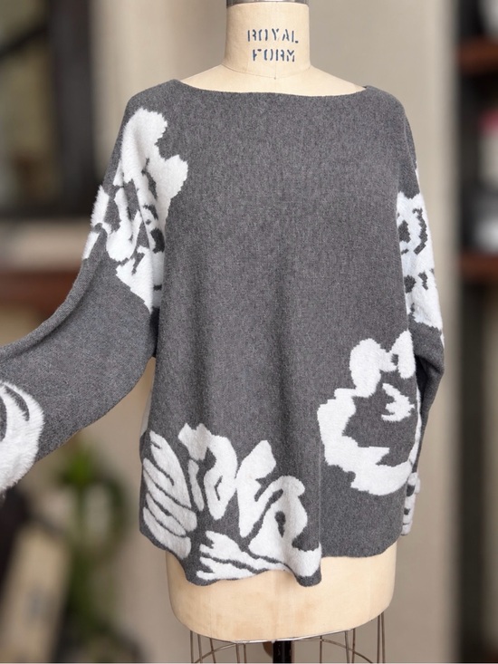 Love Trend Sweaters - LoveTrend New York 1X Floral Sweater Gray White Oversized Abstract Knit Pullover